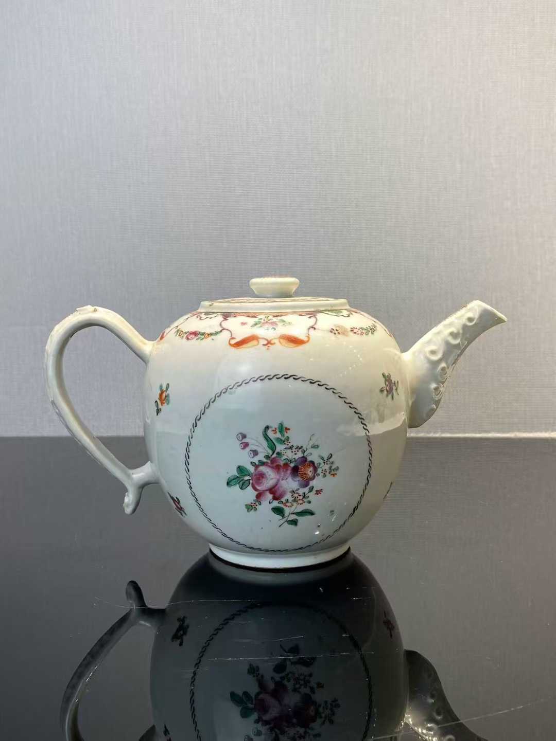 广彩花卉纹茶壶