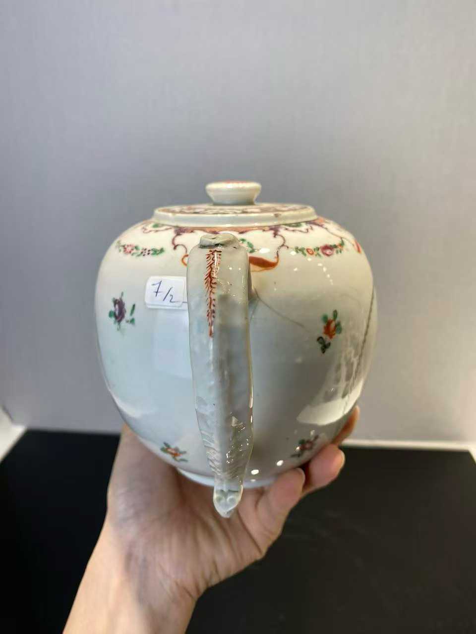 广彩花卉纹茶壶