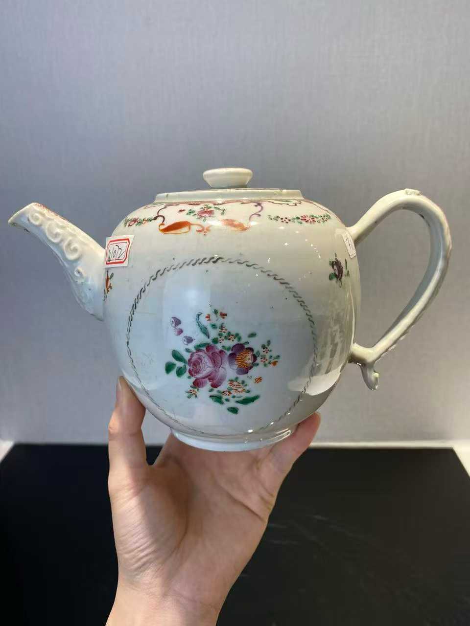 广彩花卉纹茶壶