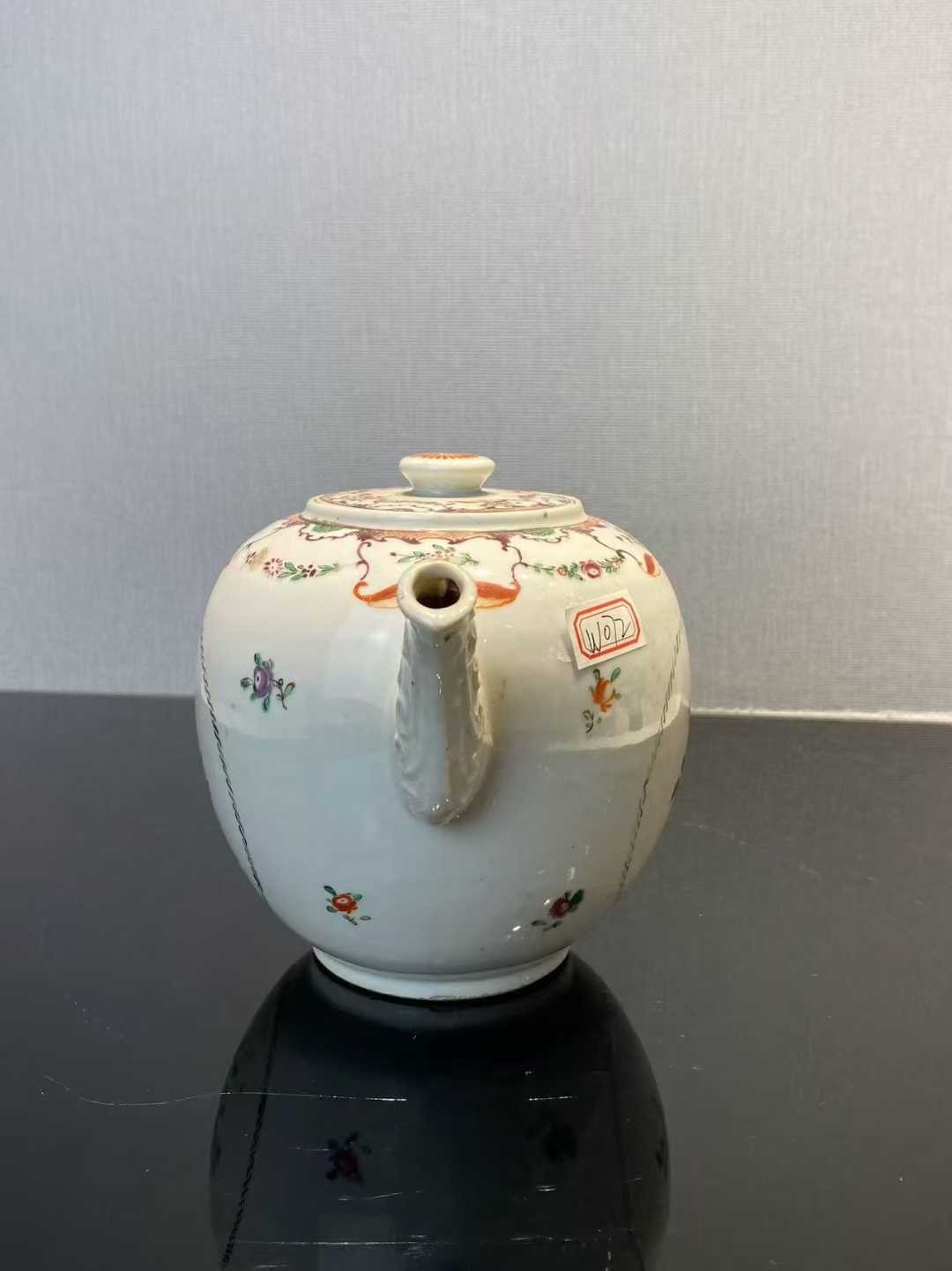 广彩花卉纹茶壶