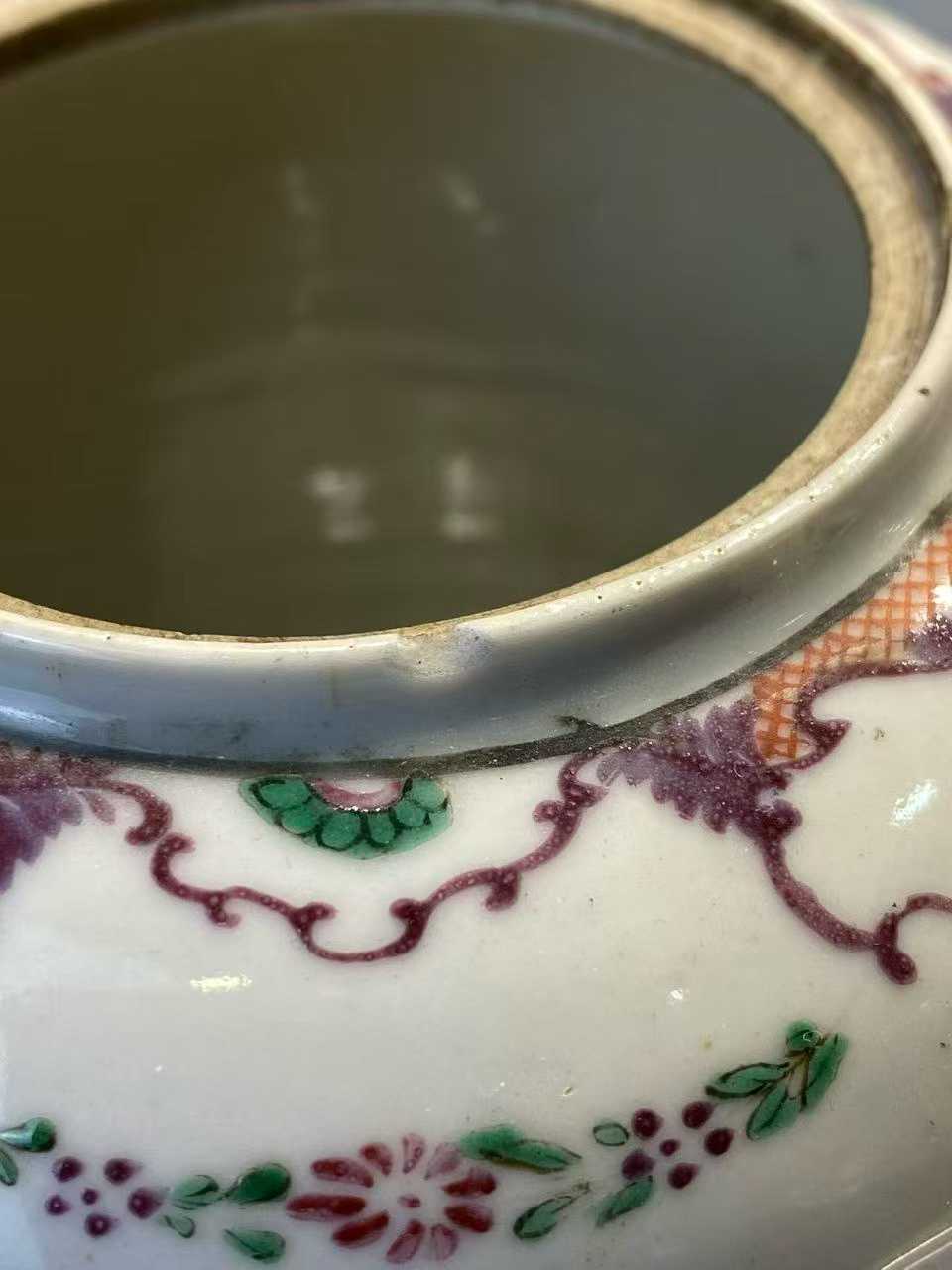 广彩花卉纹茶壶