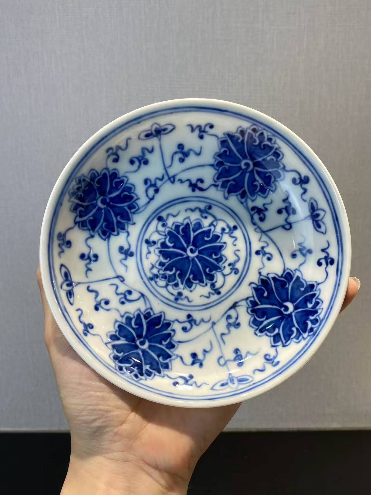 青花缠枝莲纹盘