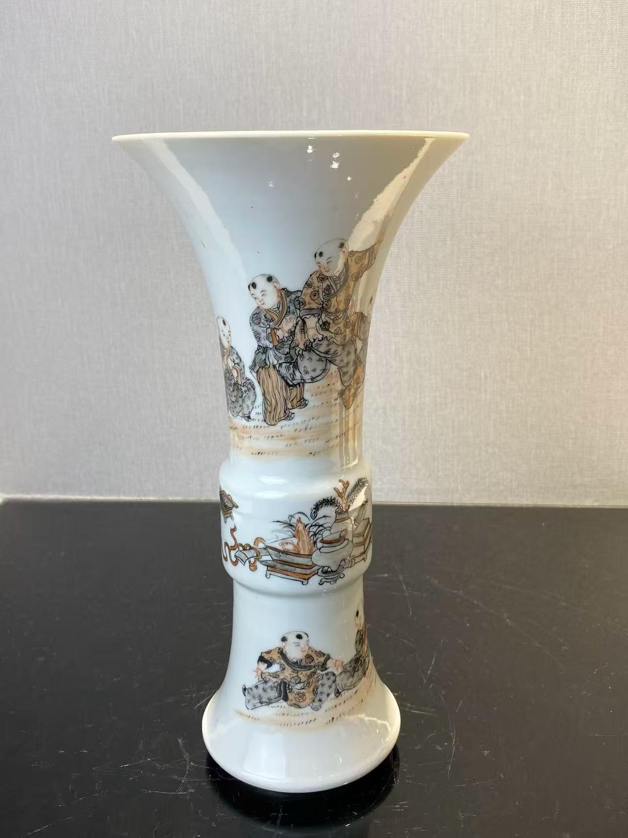 矾红墨彩婴戏博古图花觚