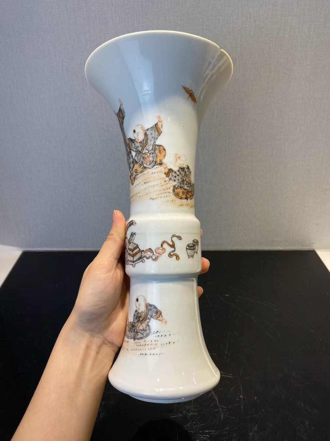 矾红墨彩婴戏博古图花觚
