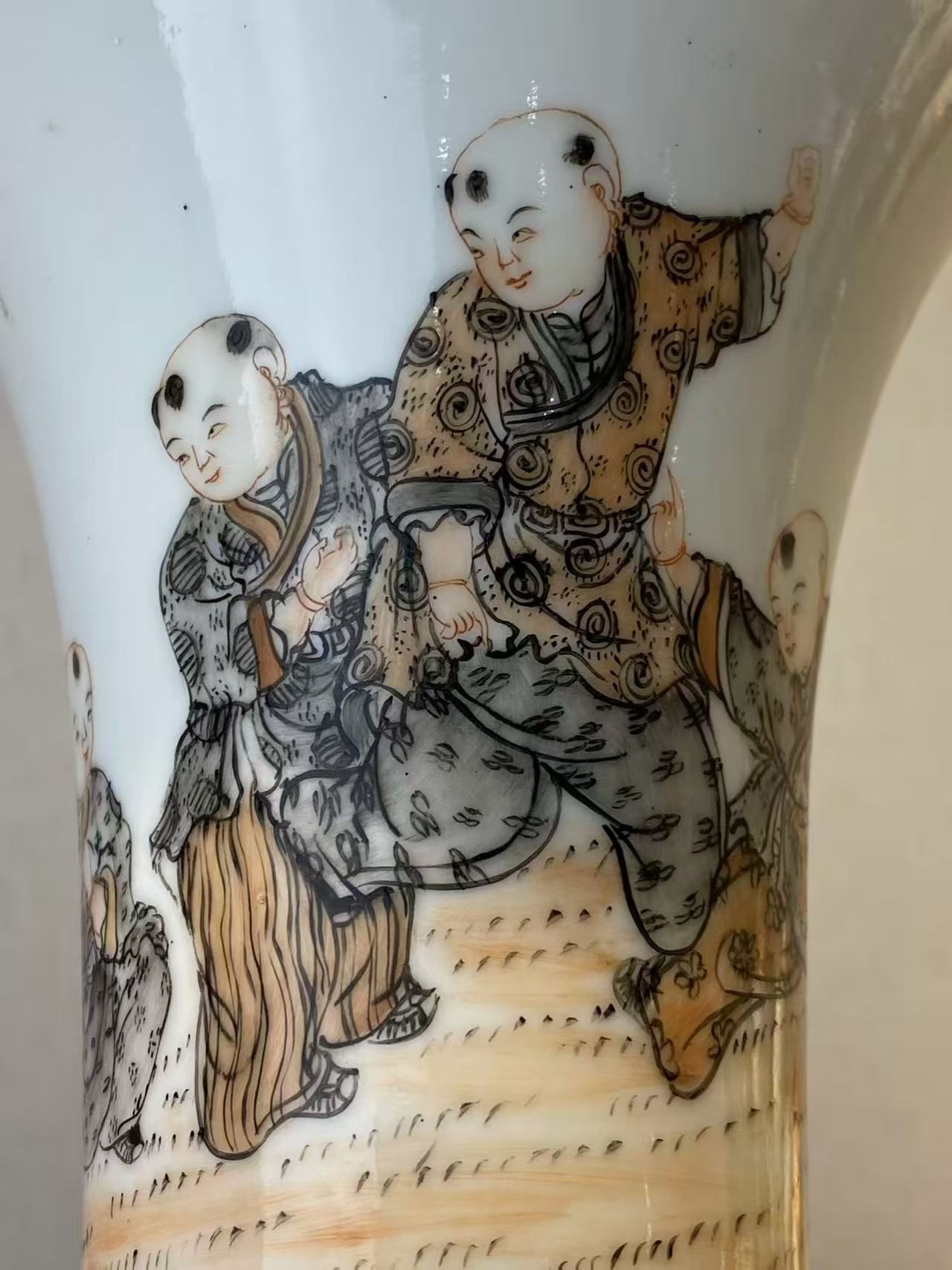 矾红墨彩婴戏博古图花觚
