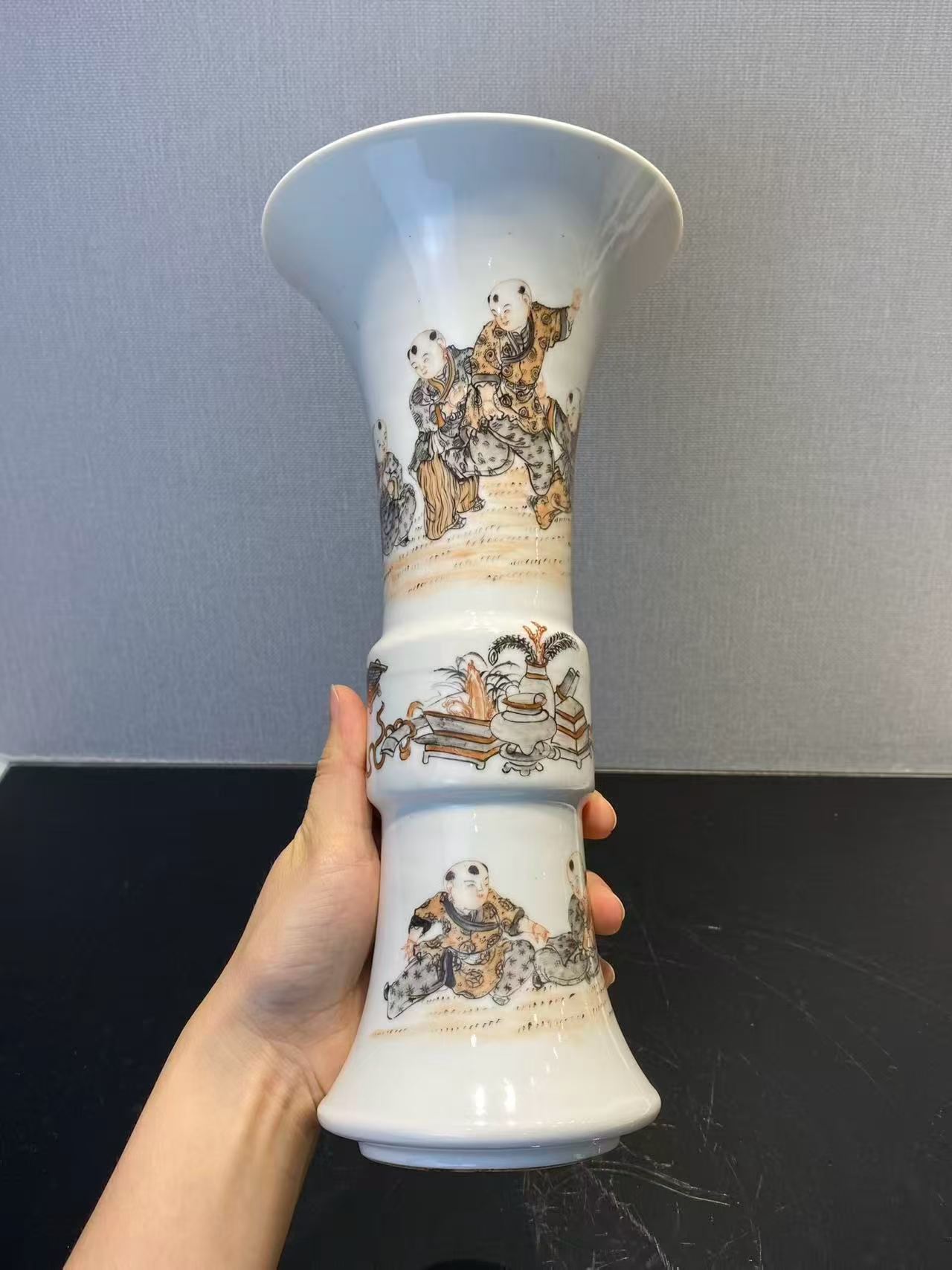 矾红墨彩婴戏博古图花觚