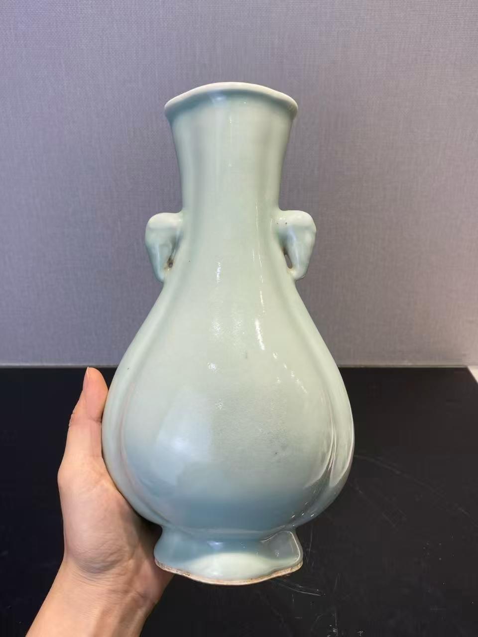 粉青釉双象耳扁瓶
