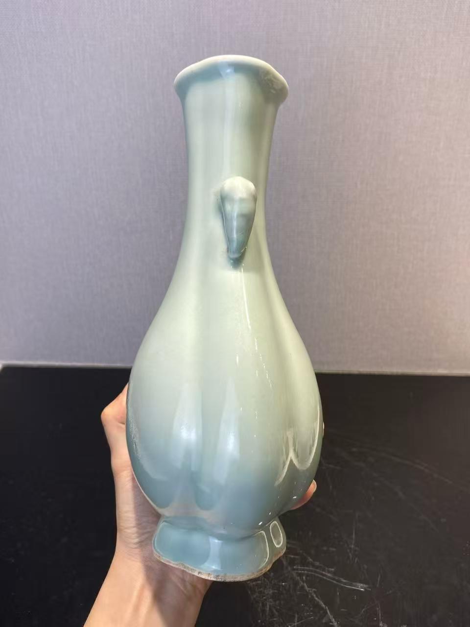 粉青釉双象耳扁瓶