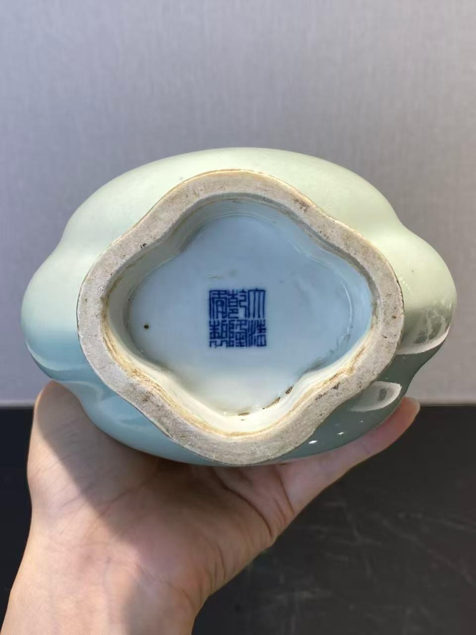 粉青釉双象耳扁瓶