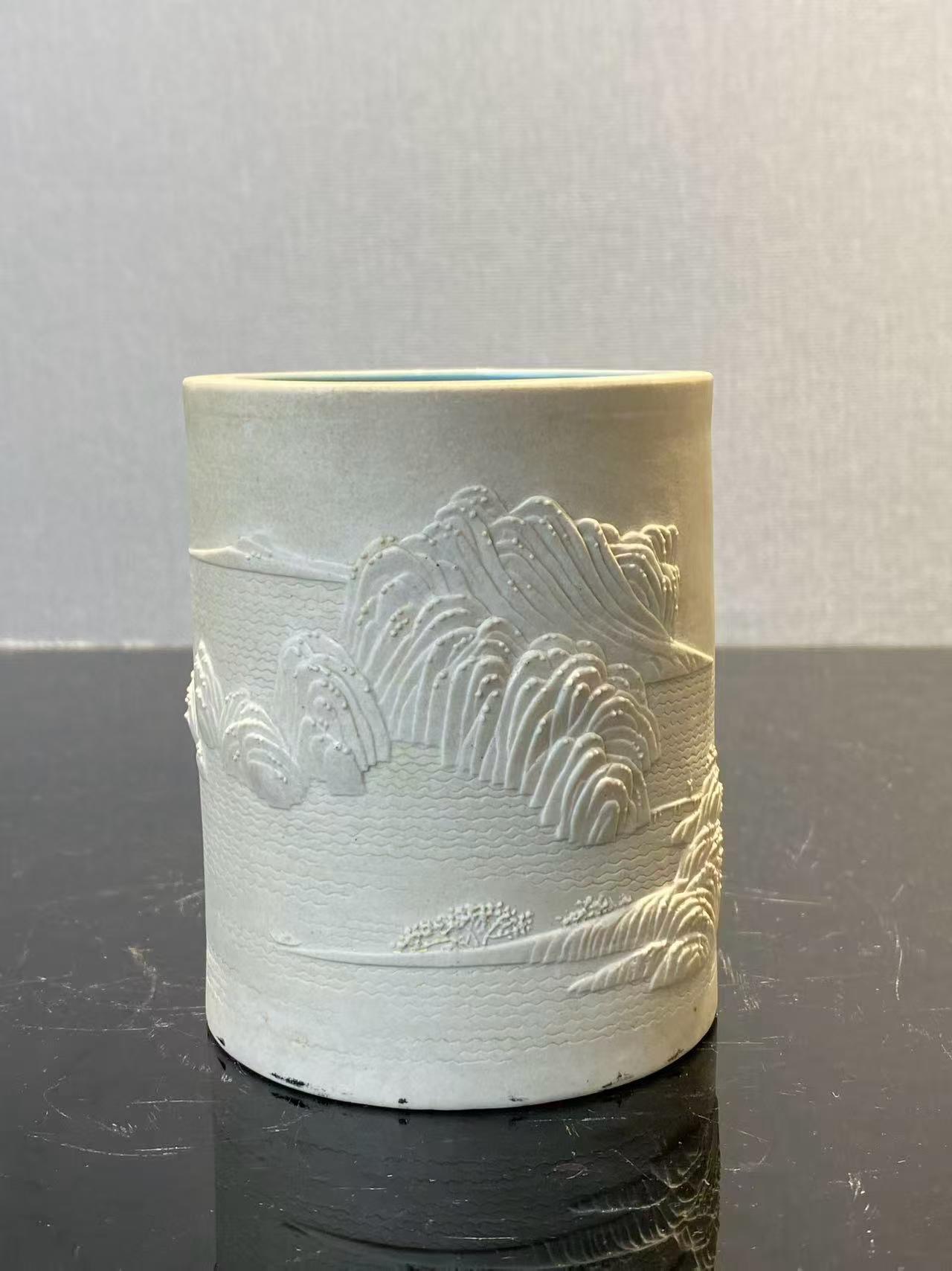 反瓷雕刻山水笔筒