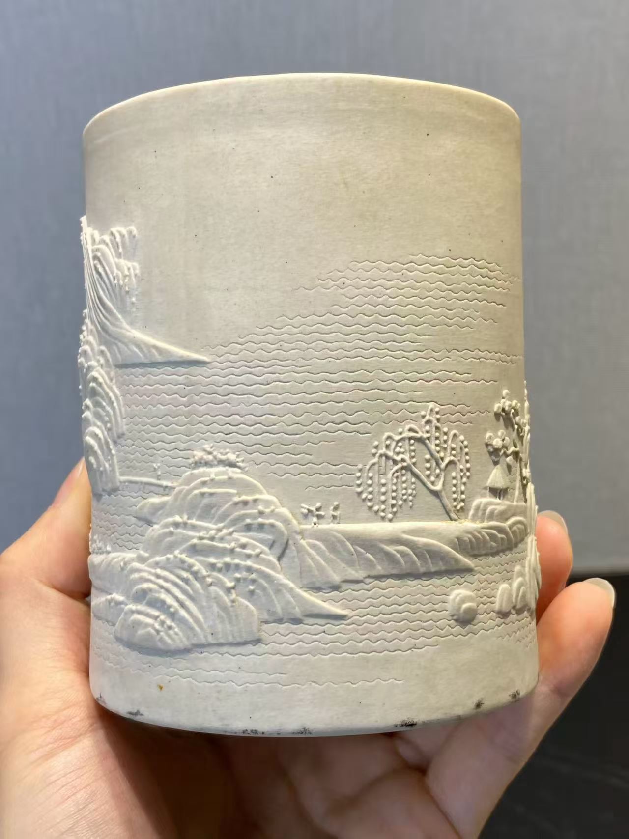 反瓷雕刻山水笔筒