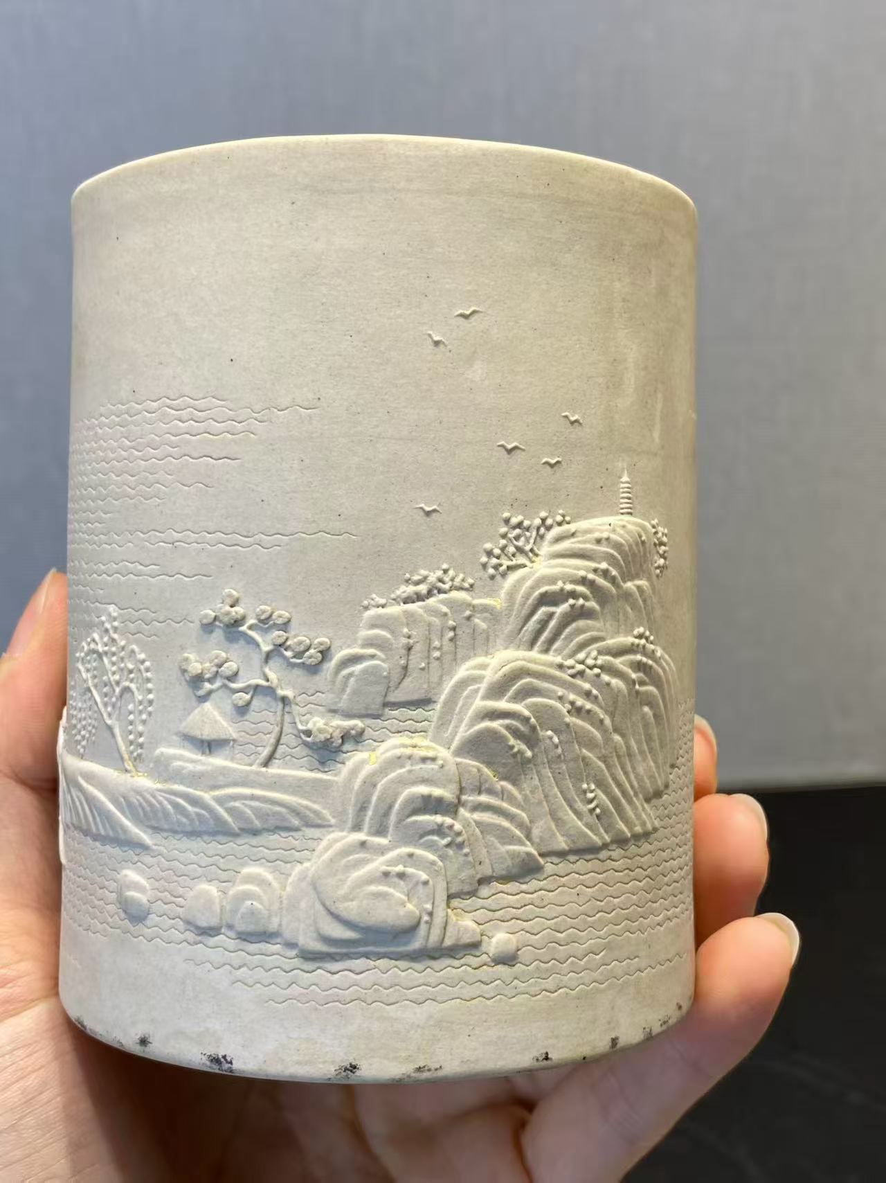 反瓷雕刻山水笔筒