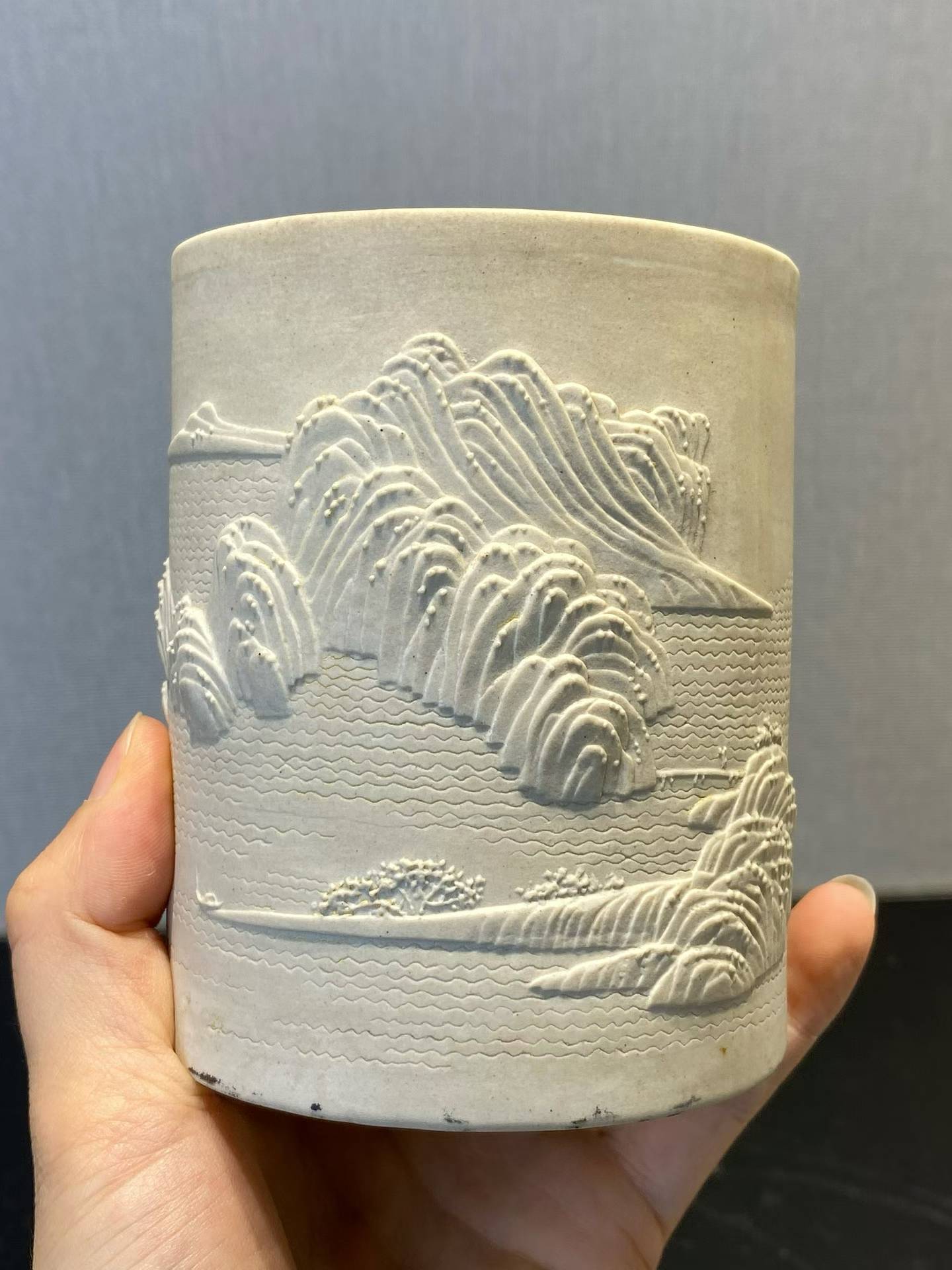 反瓷雕刻山水笔筒