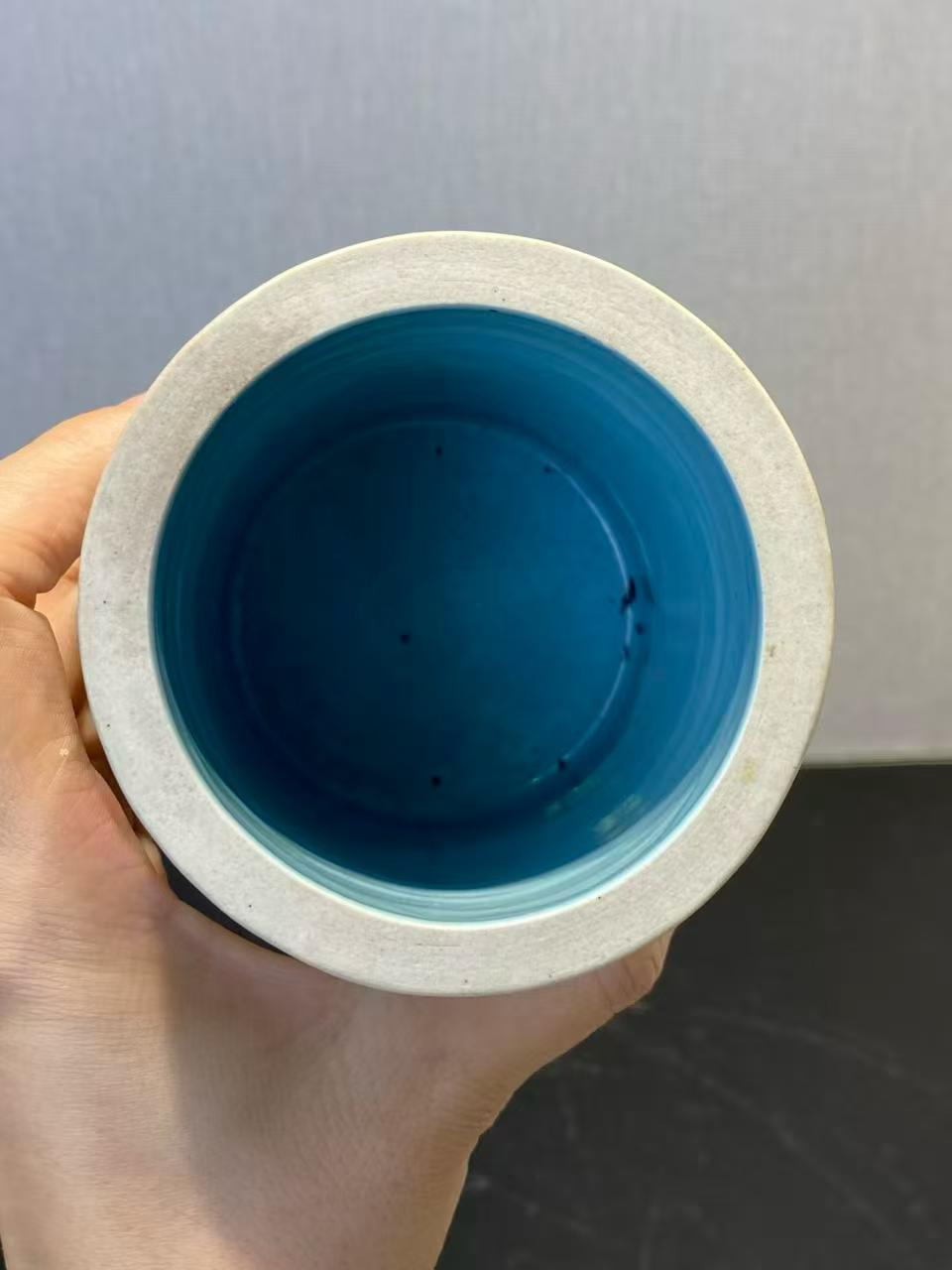 反瓷雕刻山水笔筒