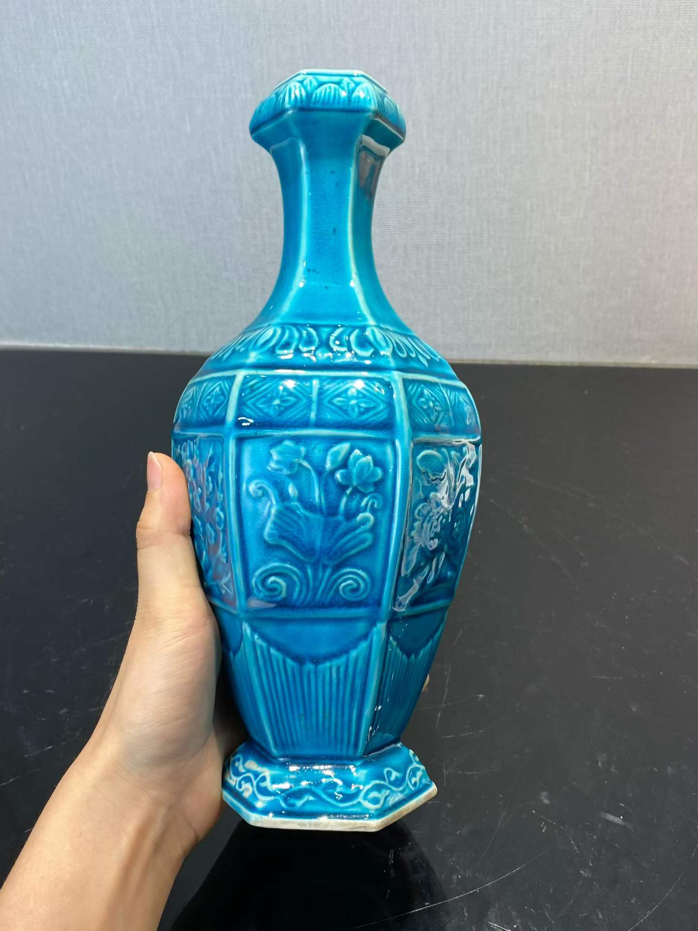 孔雀蓝釉四季花卉六方蒜头瓶