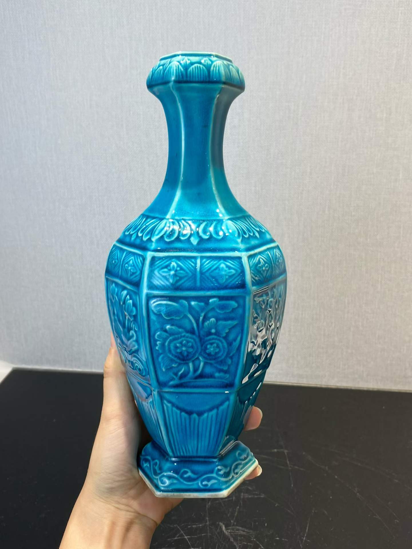 孔雀蓝釉四季花卉六方蒜头瓶