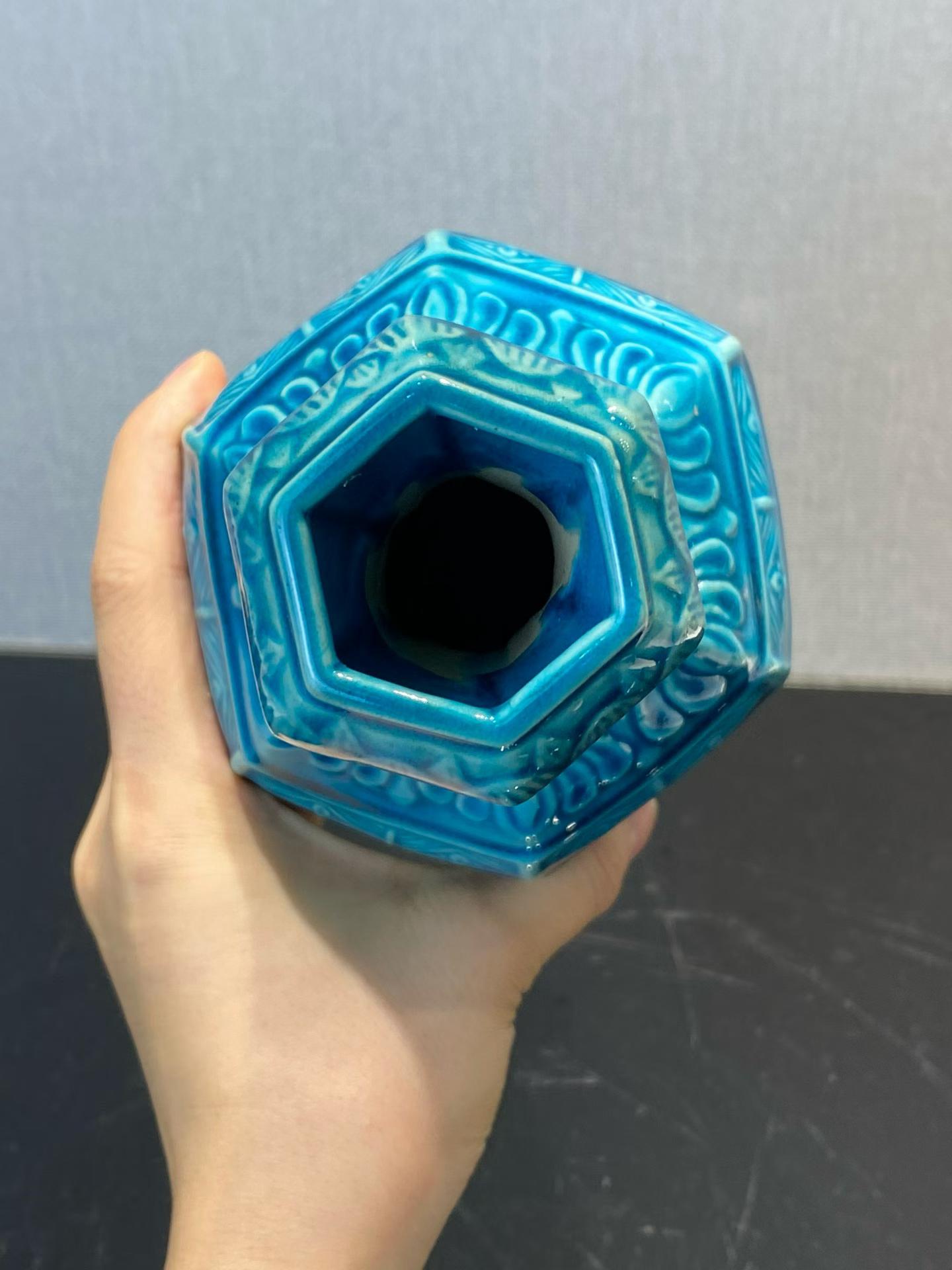 孔雀蓝釉四季花卉六方蒜头瓶