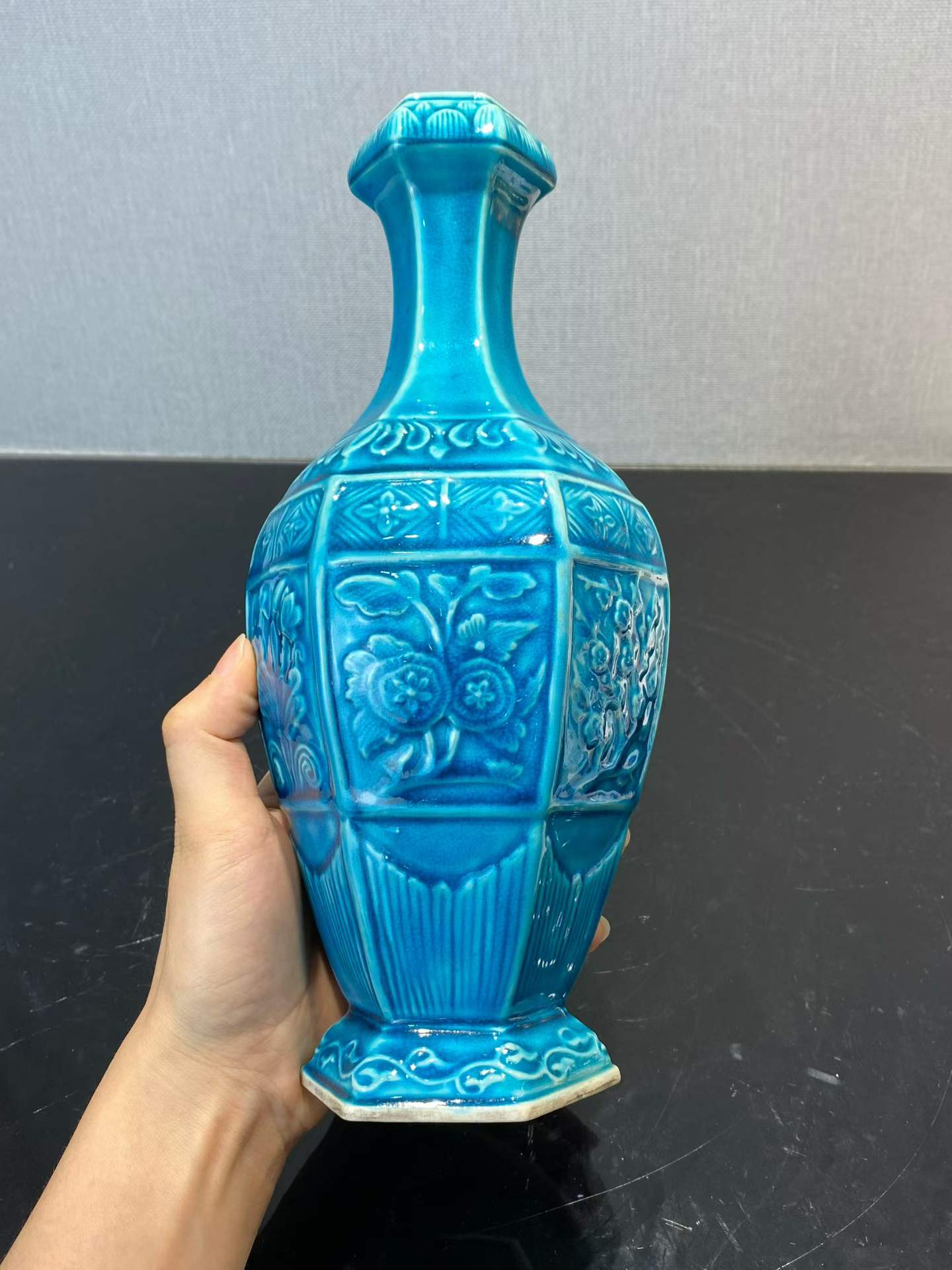 孔雀蓝釉四季花卉六方蒜头瓶