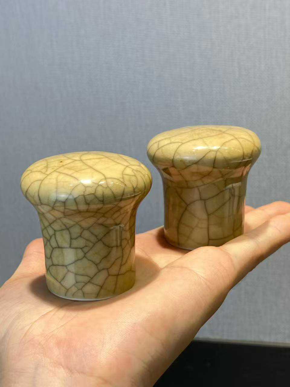 黄哥釉轴头一对