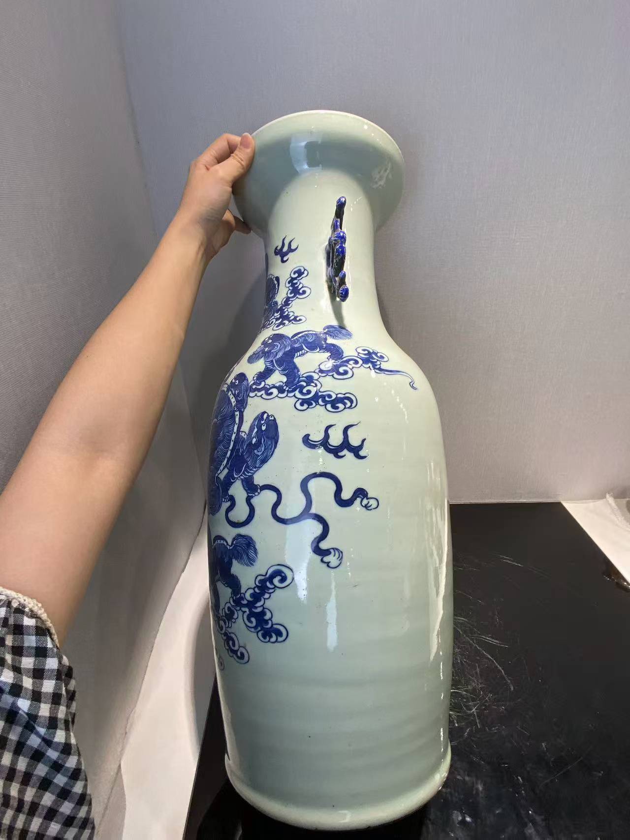 豆青地青花加白九狮图双耳大瓶