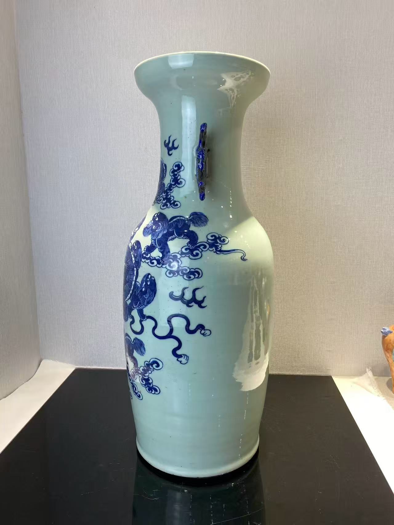 豆青地青花加白九狮图双耳大瓶