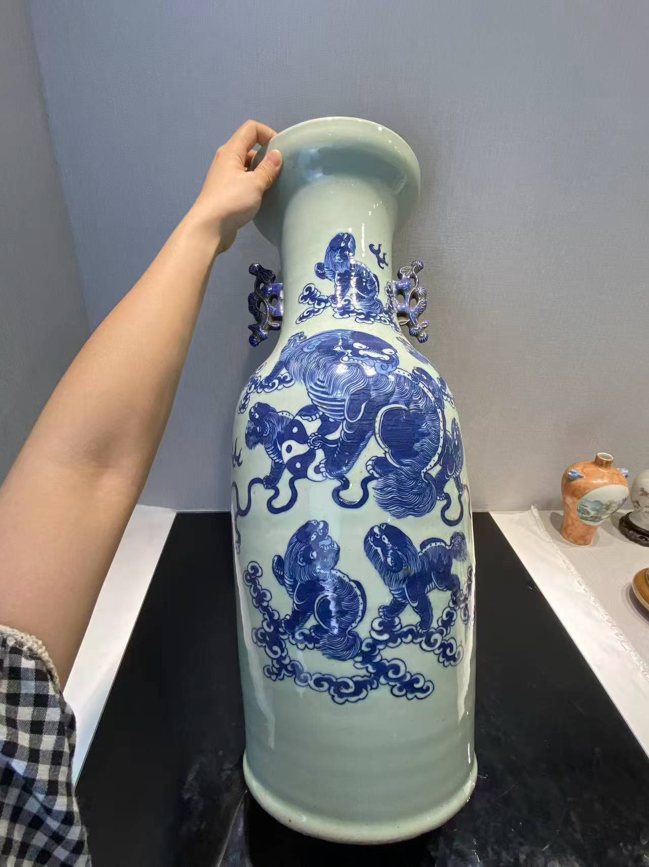 豆青地青花加白九狮图双耳大瓶