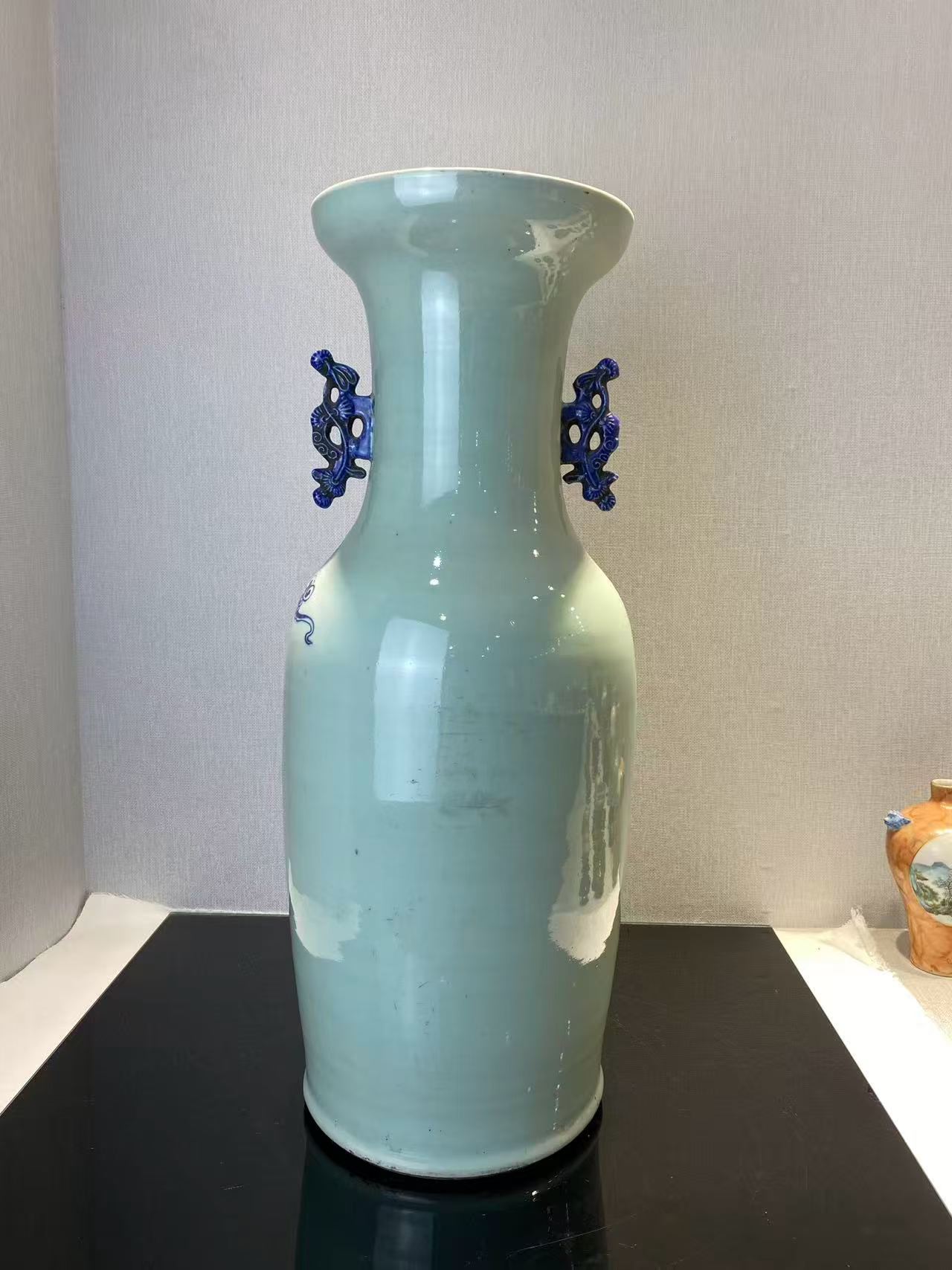 豆青地青花加白九狮图双耳大瓶