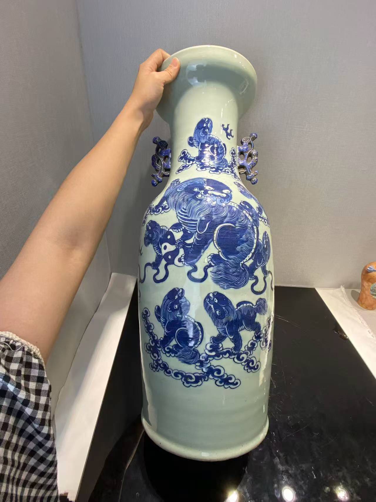 豆青地青花加白九狮图双耳大瓶