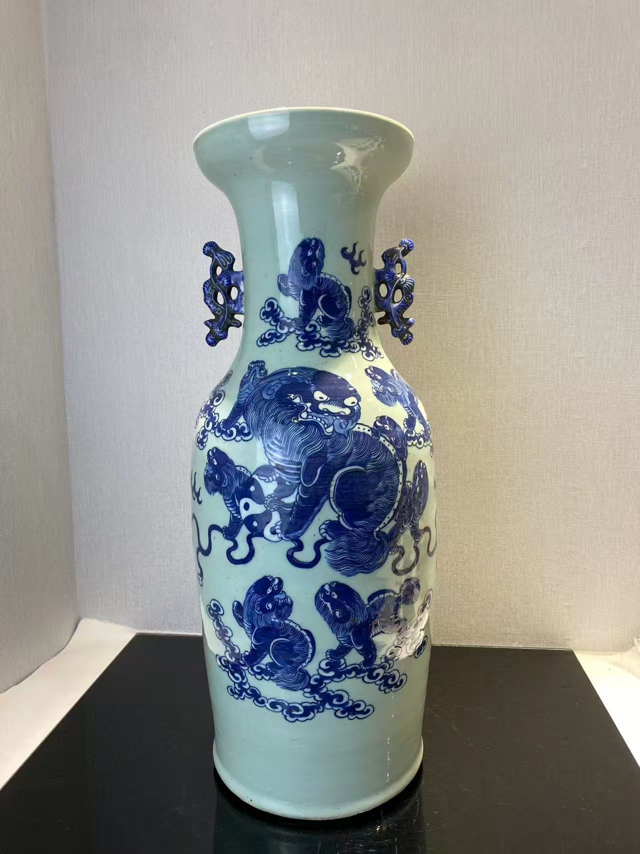 豆青地青花加白九狮图双耳大瓶