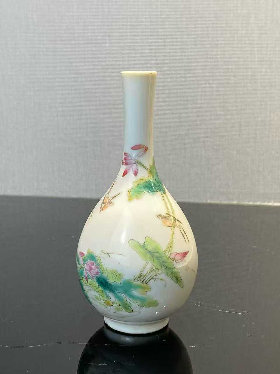 粉彩荷花翠鸟纹小胆瓶