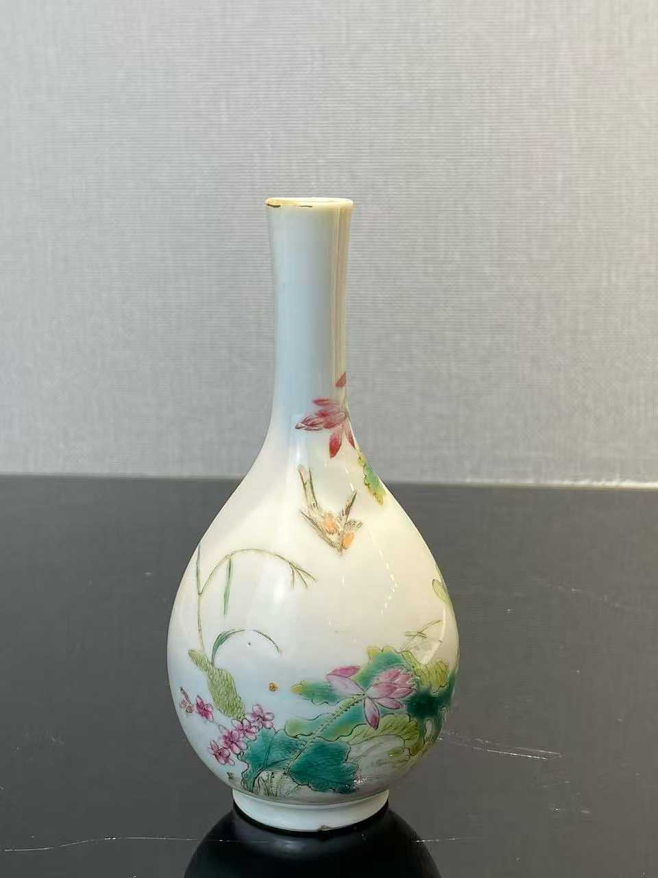 粉彩荷花翠鸟纹小胆瓶