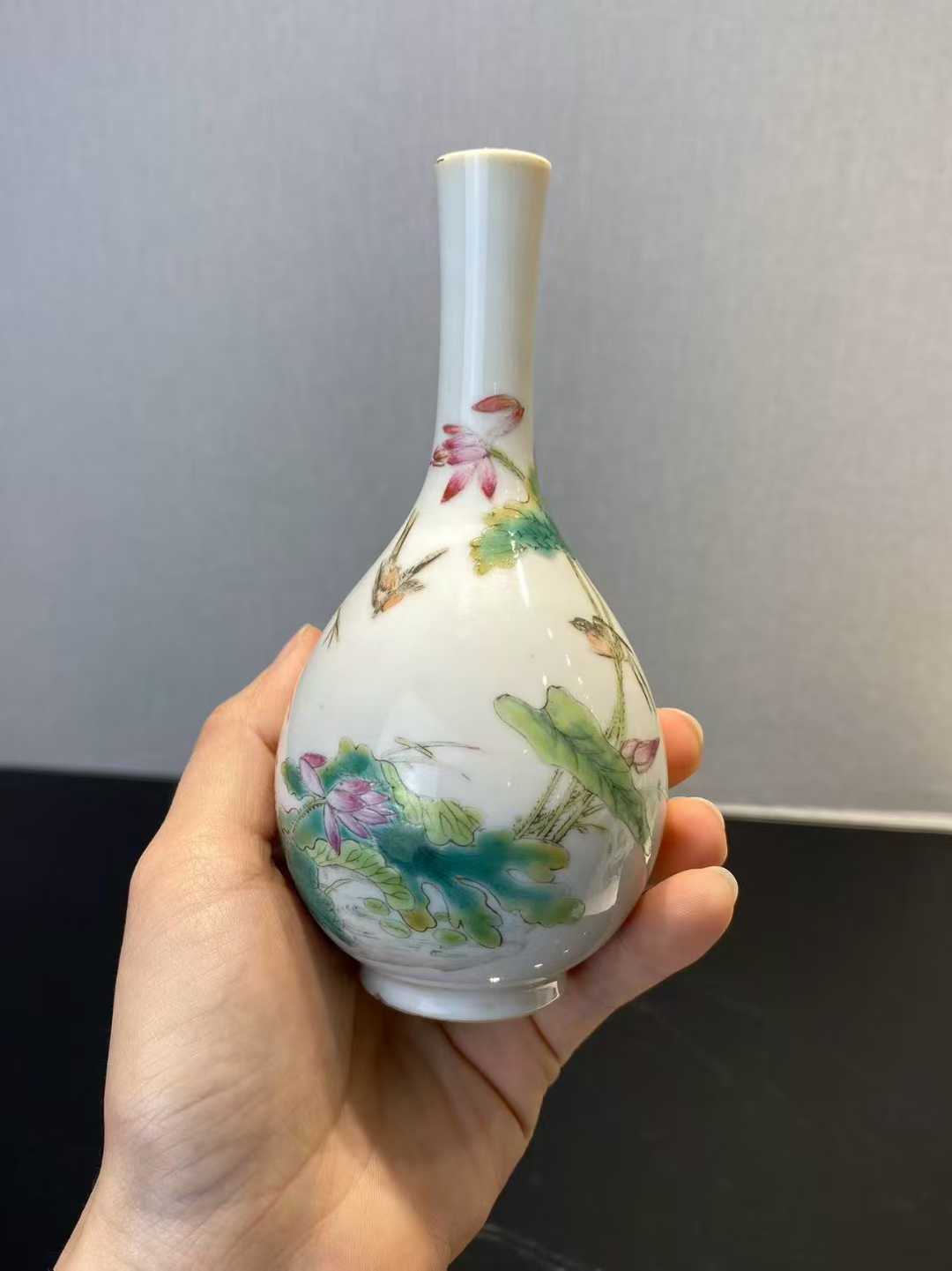 粉彩荷花翠鸟纹小胆瓶