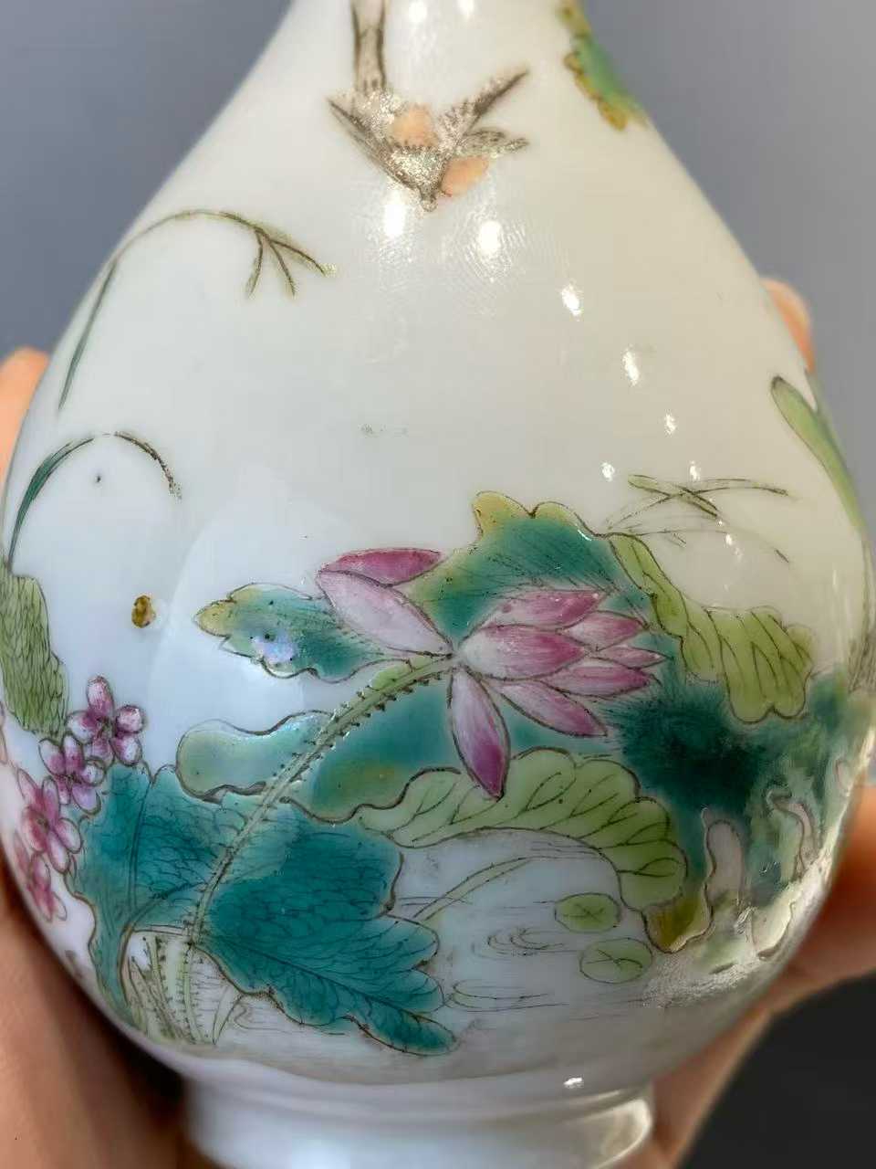粉彩荷花翠鸟纹小胆瓶