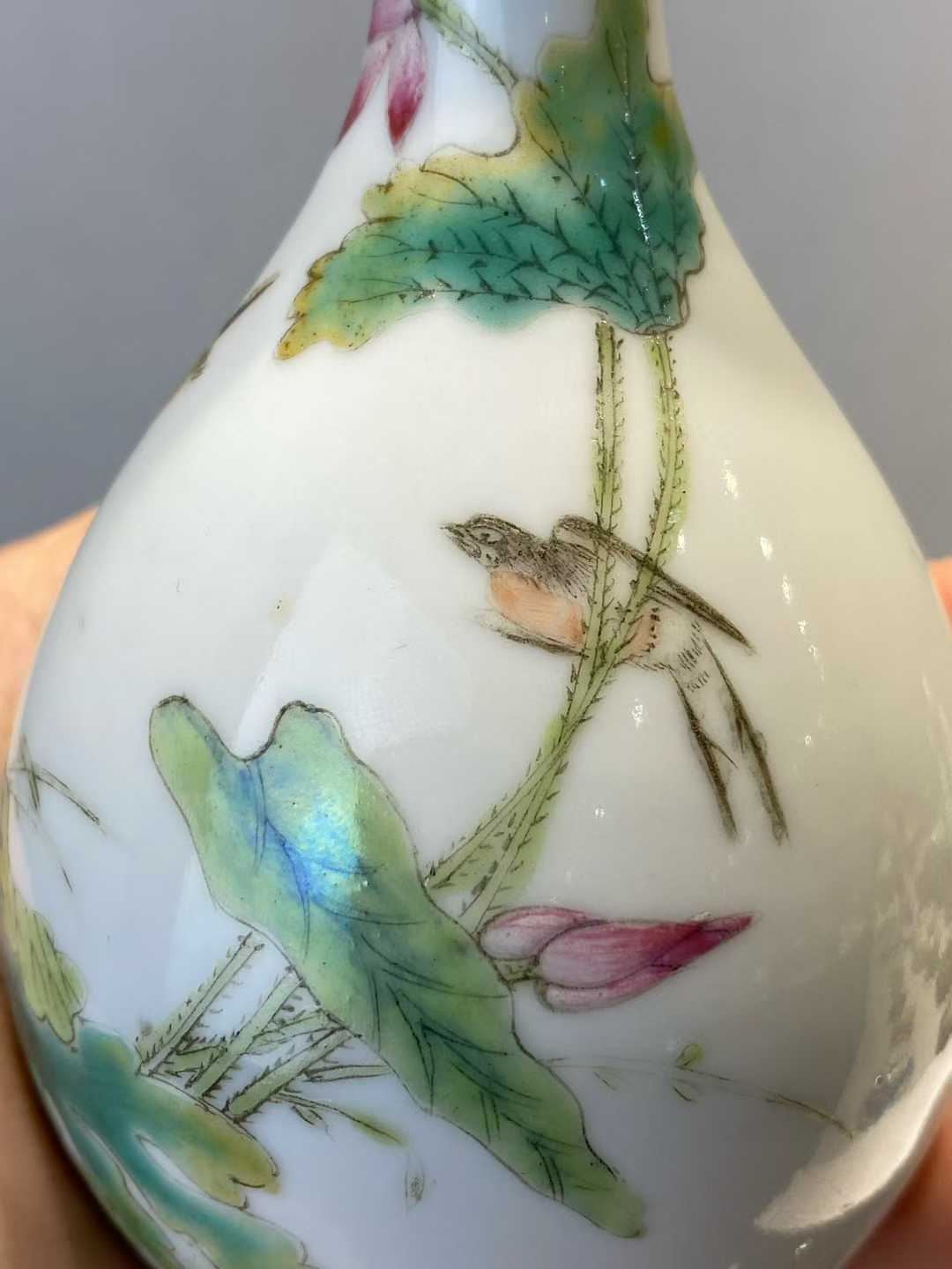 粉彩荷花翠鸟纹小胆瓶