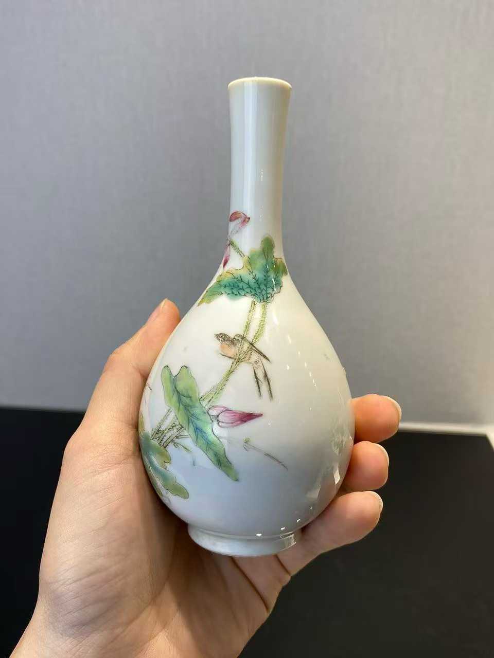 粉彩荷花翠鸟纹小胆瓶