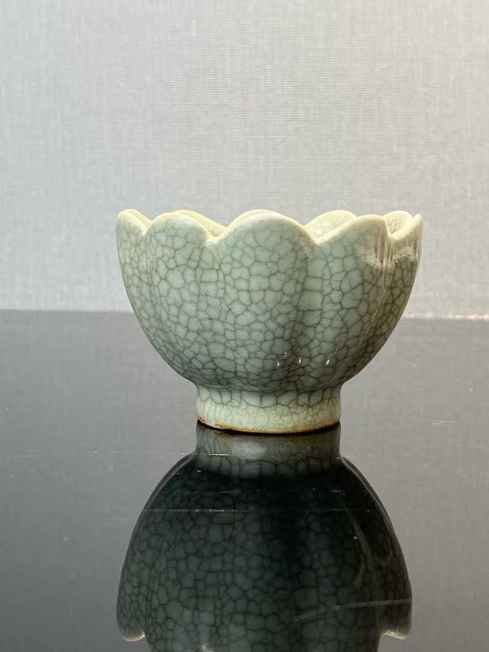 哥釉荷花形盏