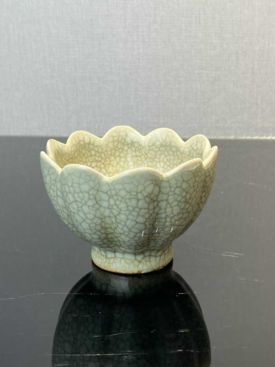 哥釉荷花形盏