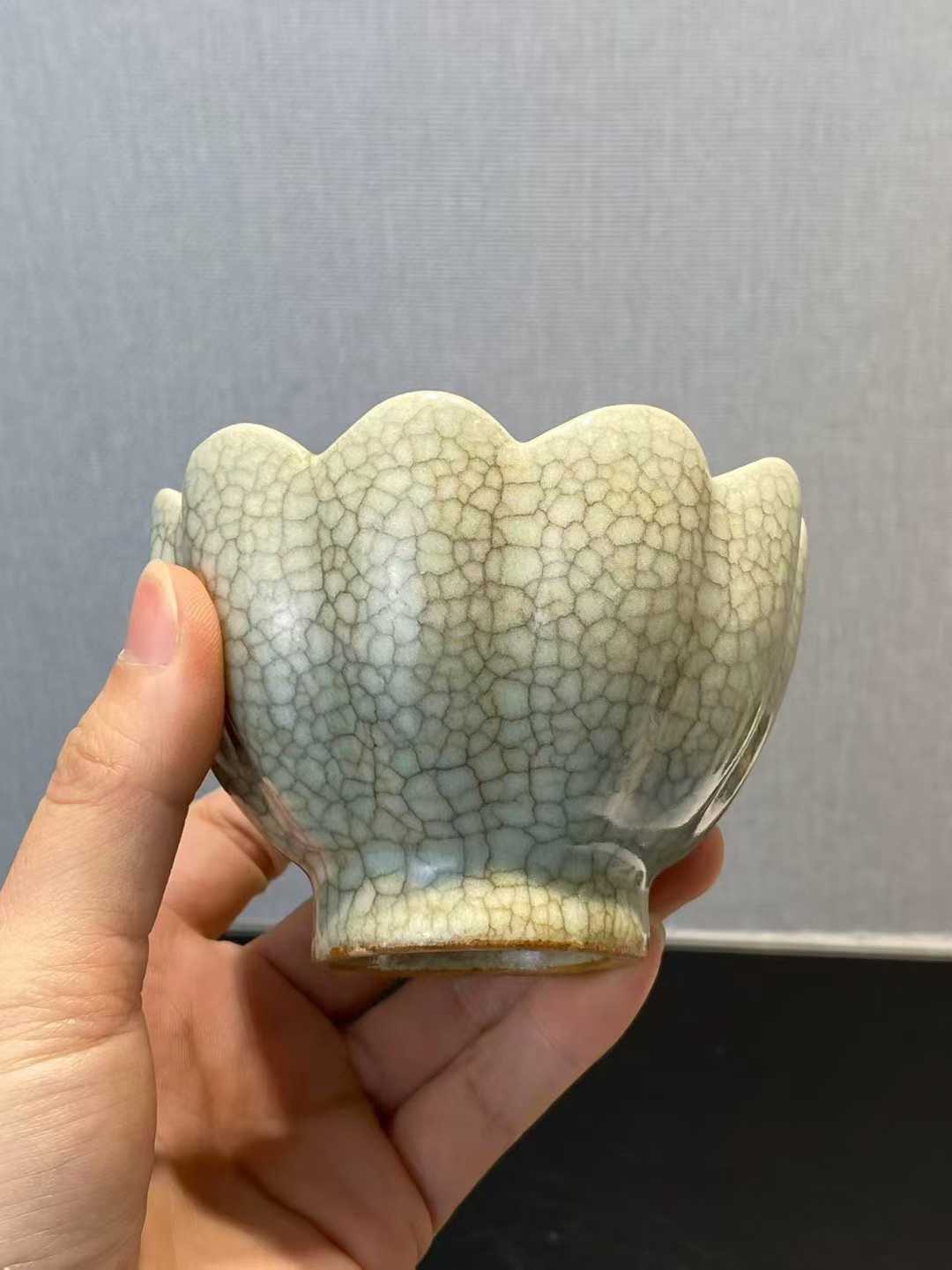 哥釉荷花形盏