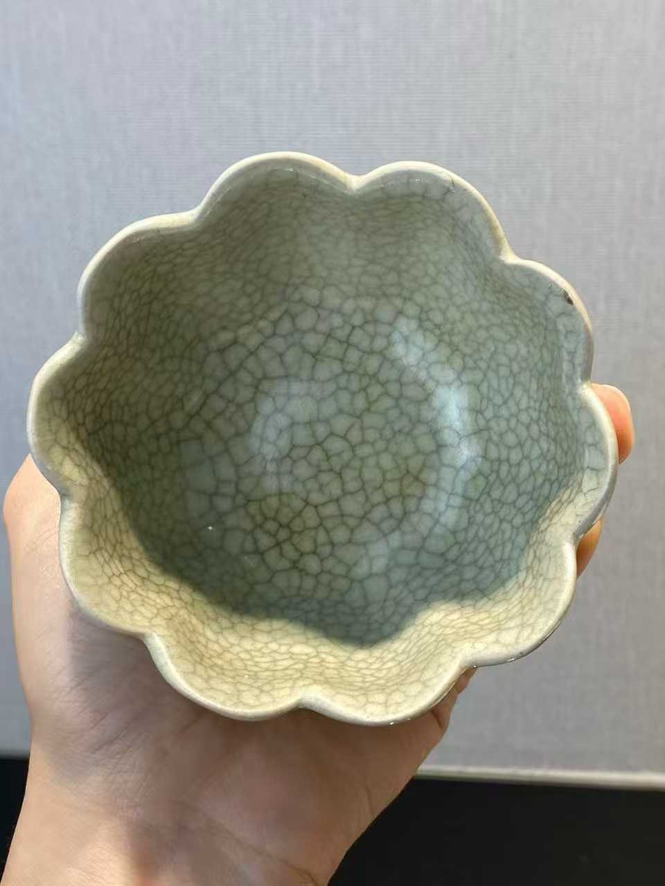 哥釉荷花形盏