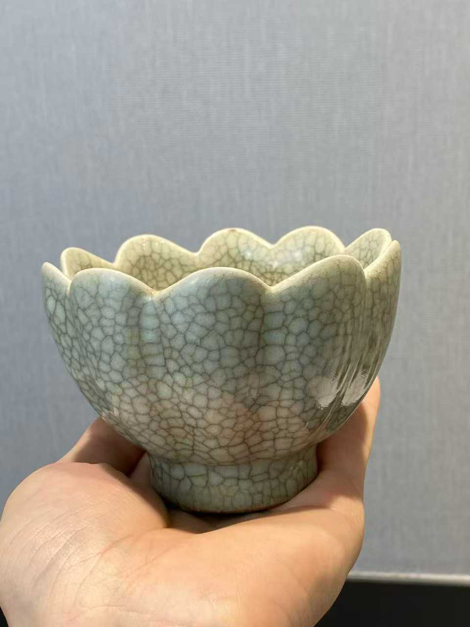 哥釉荷花形盏