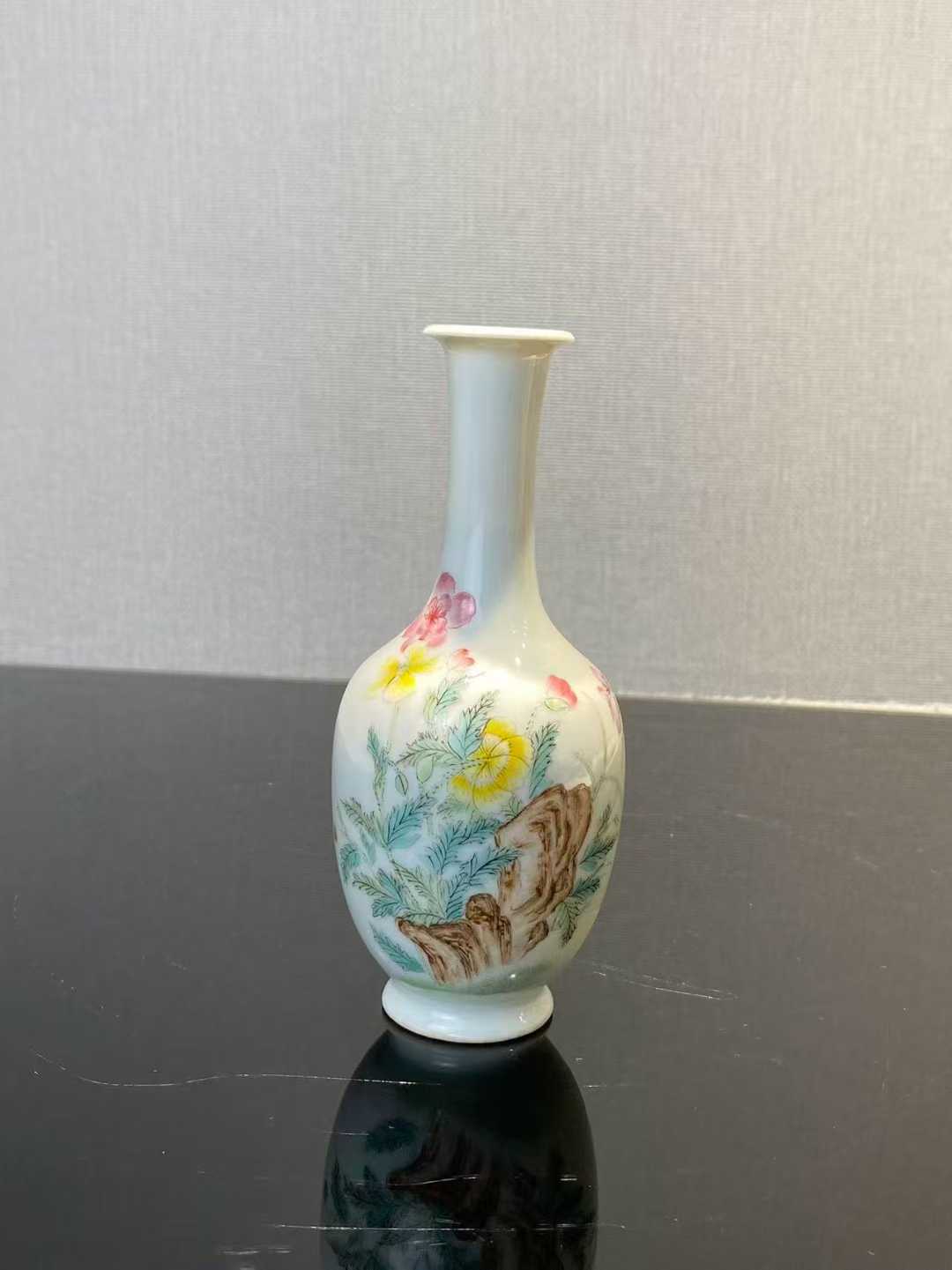 粉彩洞石花卉纹长颈瓶