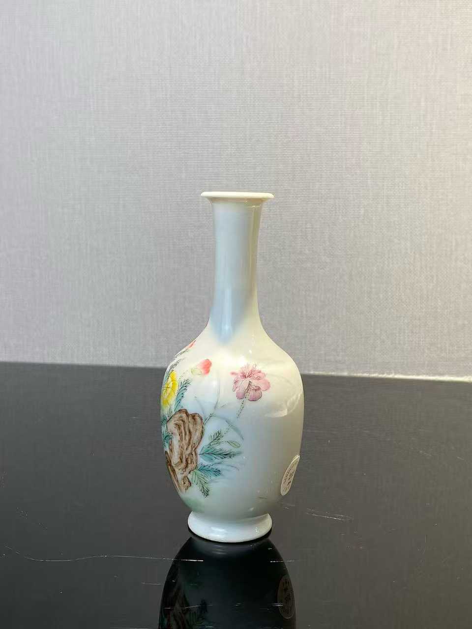 粉彩洞石花卉纹长颈瓶