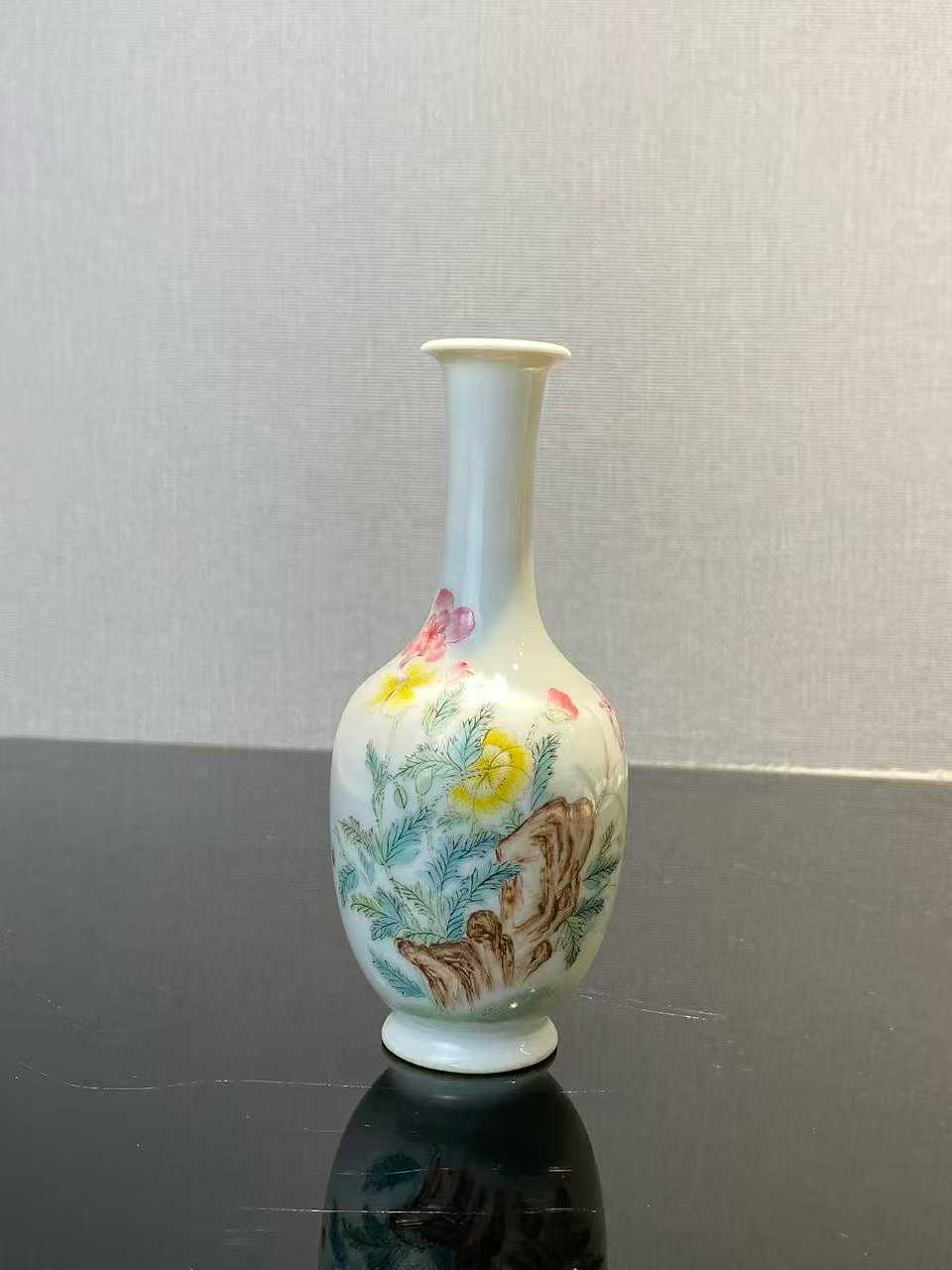 粉彩洞石花卉纹长颈瓶