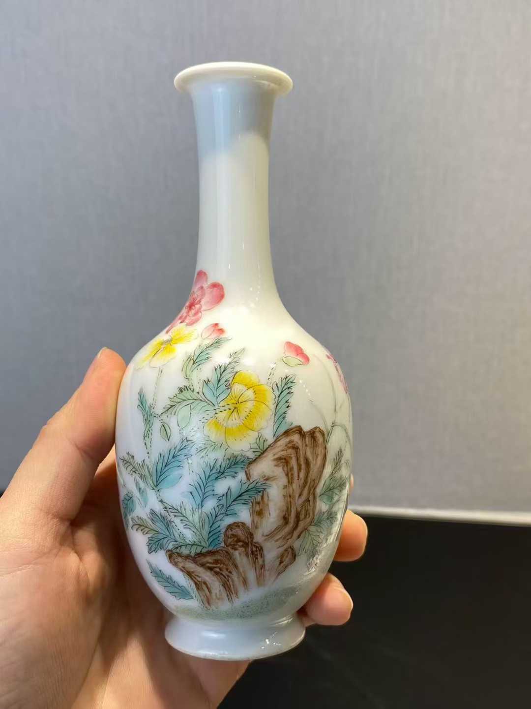 粉彩洞石花卉纹长颈瓶
