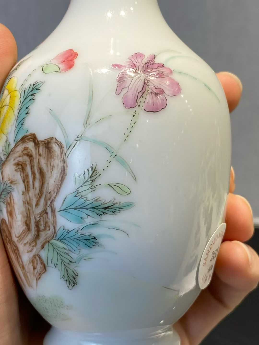 粉彩洞石花卉纹长颈瓶