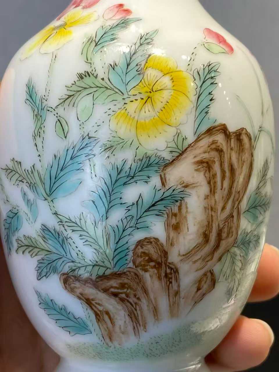 粉彩洞石花卉纹长颈瓶