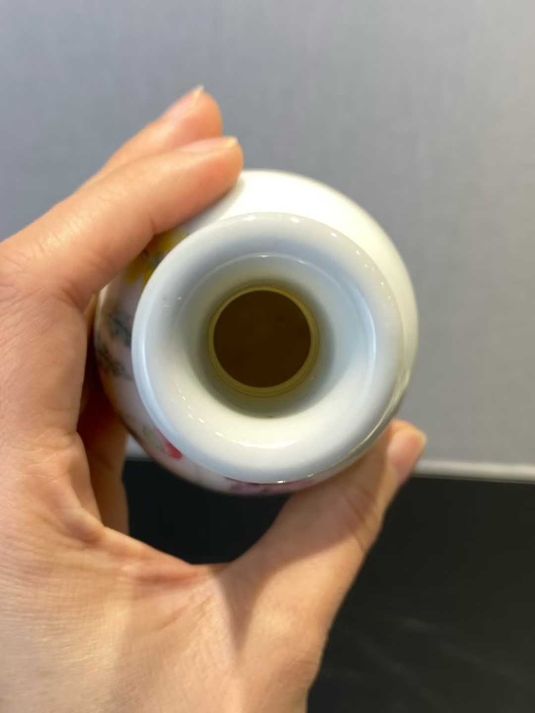 粉彩洞石花卉纹长颈瓶