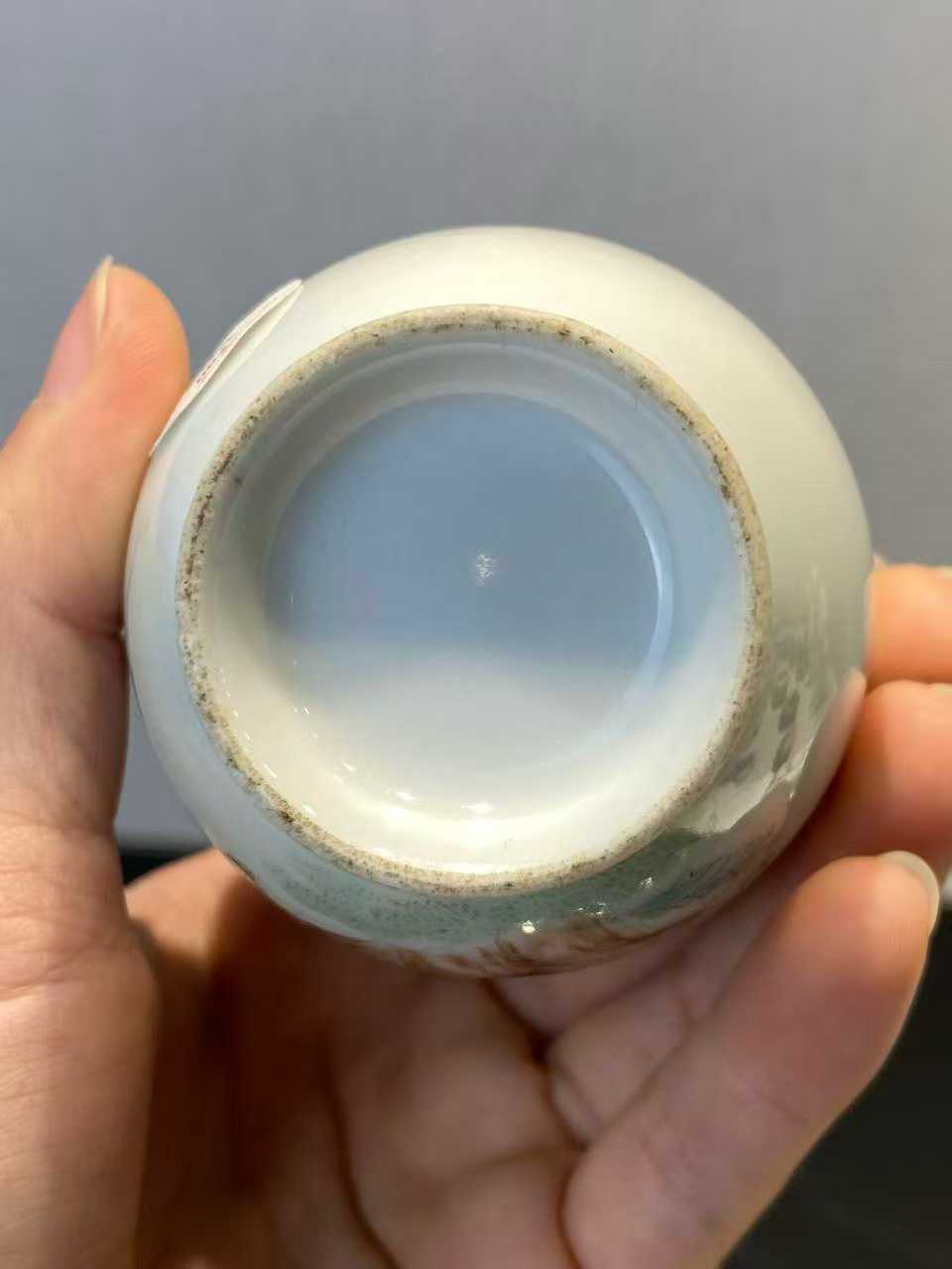 粉彩洞石花卉纹长颈瓶