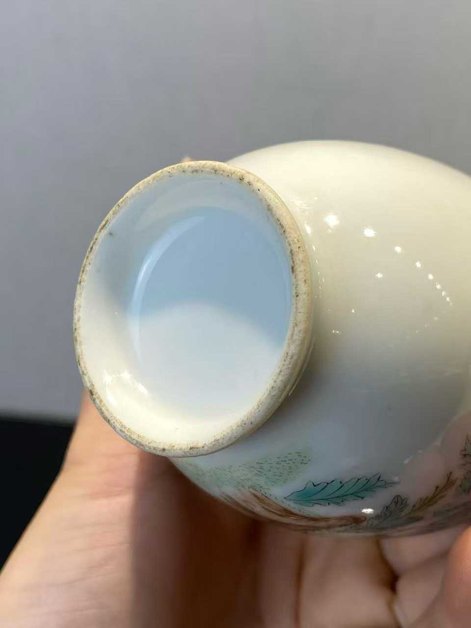 粉彩洞石花卉纹长颈瓶