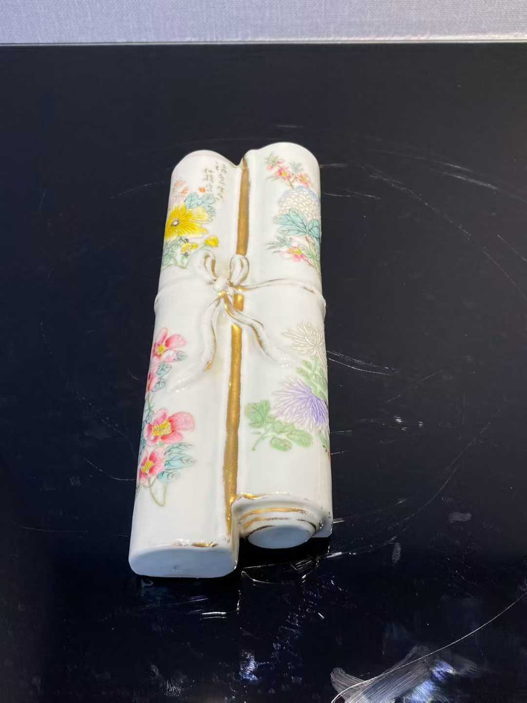 粉彩四季花卉纹书形壁瓶